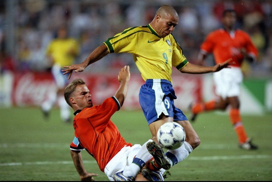 Frank de Boer desarma o Fenômeno: Ronaldo não conseguiu desequilibrar diante do capitão holandês.