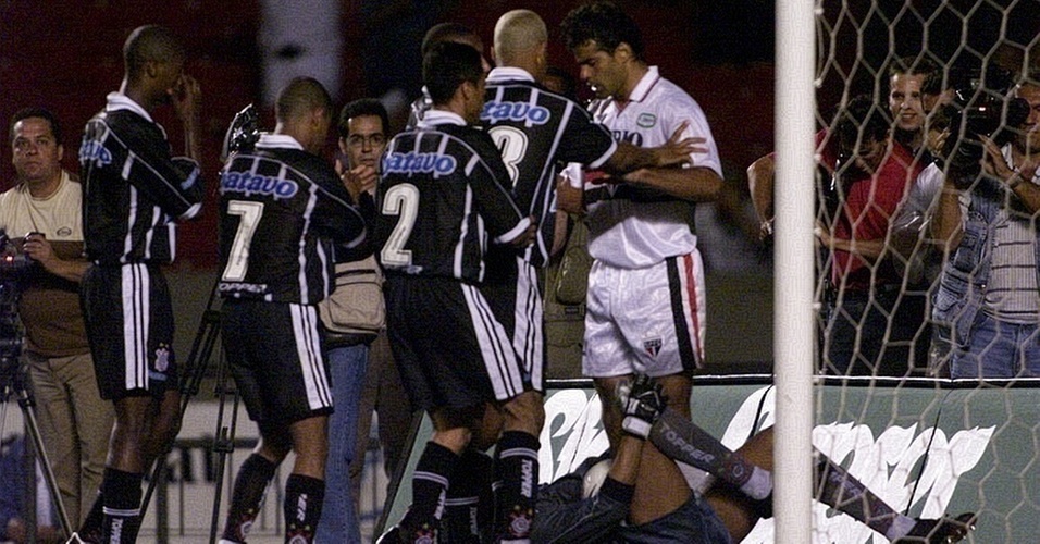 ... Despertando a ira do camisa 10 tricolor, que fez um corte no joelho do camisa 1 alvinegro.