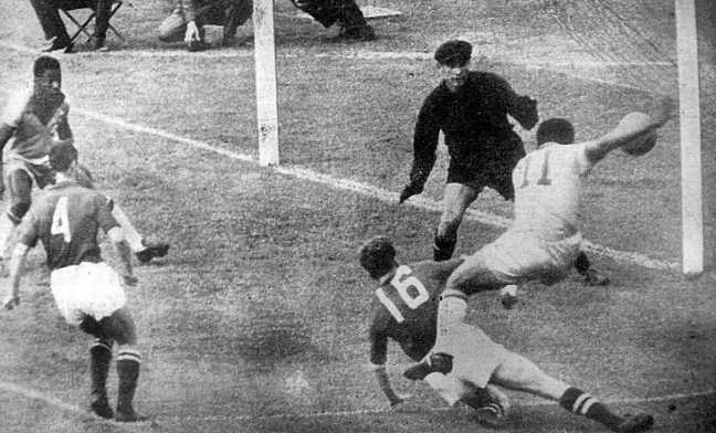 Contra o Brasil, Yashin sofreu diante de Garrincha e Cia. Do outro lado, Gylmar só admirava o show de seus companheiros.