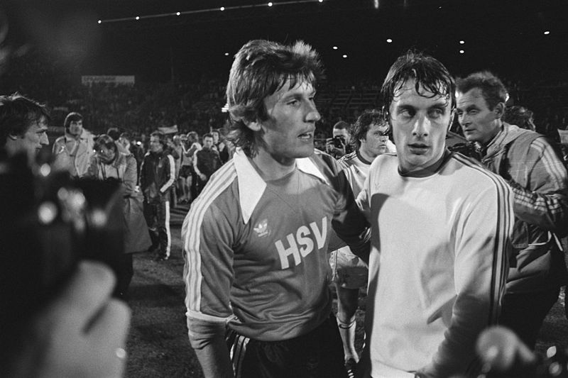 Kaltz, do Hamburgo, e Van Bimst, do Anderlecht: derrota dolorida dos belgas na final de 1977.