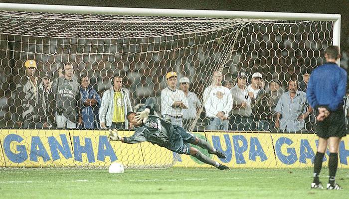 Ninguém imaginava que Dida fosse defender mais um pênalti de Raí. Mas ele defendeu...