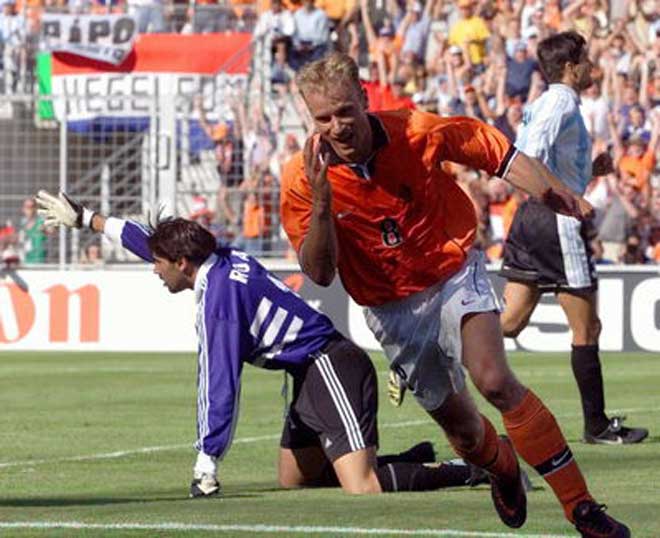 Bergkamp vibra após marcar um dos gols mais fantásticos de sua carreira.