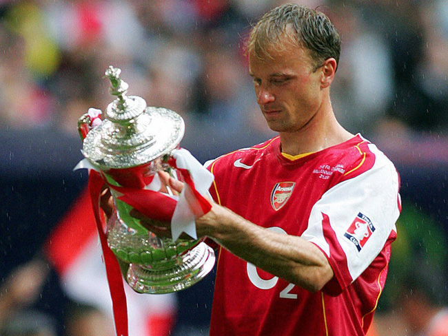 Bergkamp namora a taça da Copa da INglaterra de 2005, último título conquistado por ele com a camisa do Arsenal.