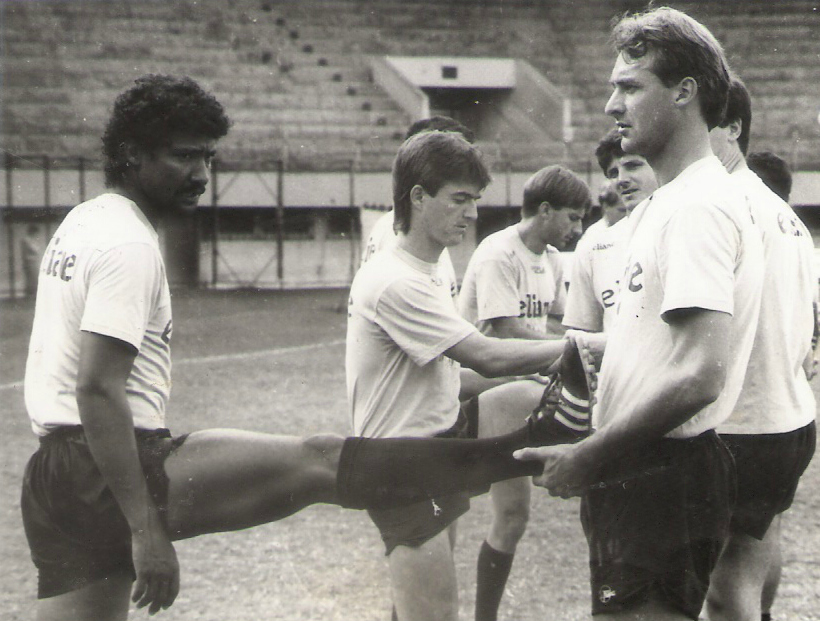 O Criciúma não tinha estrelas, mas o elenco entrosado poderia dar liga com um bom treinador.