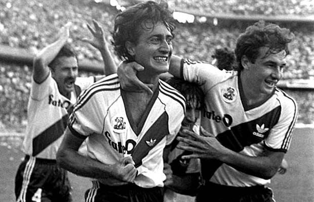 Alonso (centro) vibra com um de seus gols em La Bombonera.