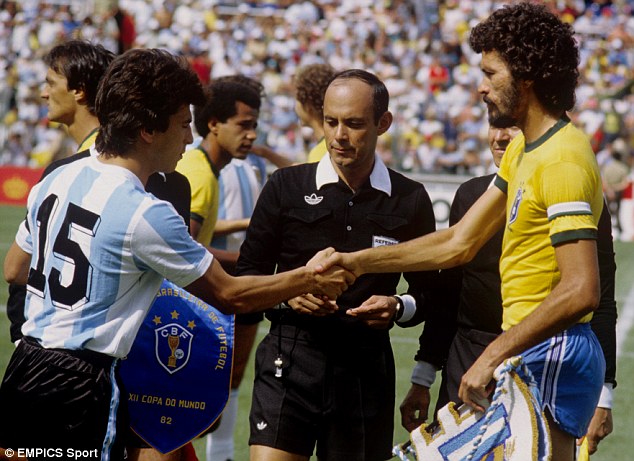 Passarella na Copa de 1982, antes do jogo contra o Brasil de Sócrates (à dir.).