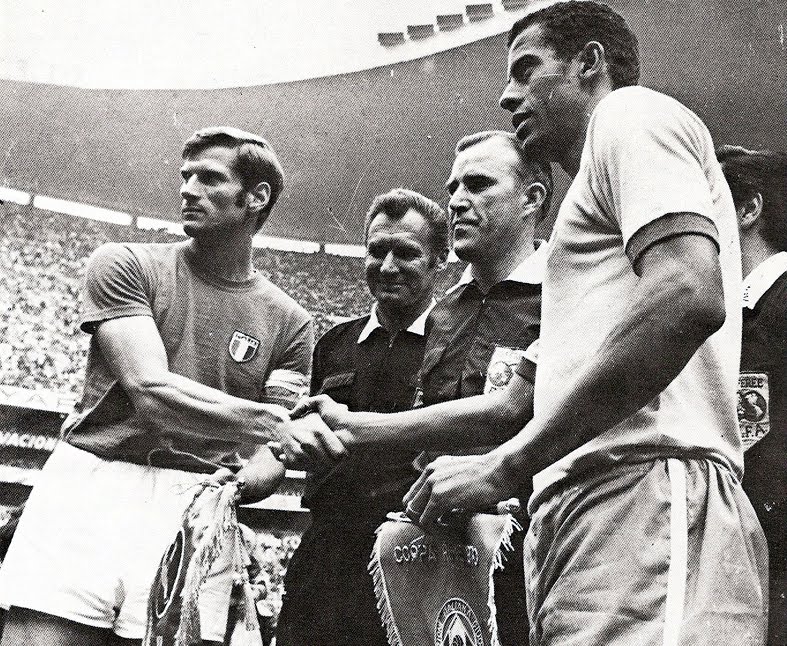 Os capitães Facchetti e Carlos Alberto: apenas o brasileiro, à direita, sorriu ao final do jogo.