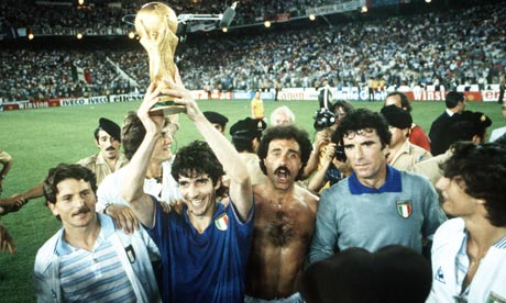Rossi com a taça da Copa de 1982: foi o primeiro mundial italiano em 44 anos.