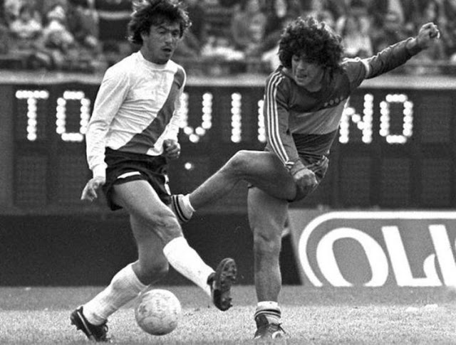 Passarella e Maradona duelando em 1981.