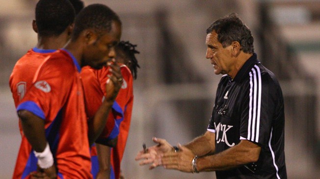 Garzitto (à dir.), técnico do Mazembe entre 2009 e 2010.