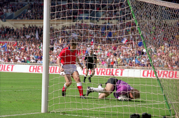 Em 1992, o brasileiro Carlos evitou o gol de número 49 de Lineker pela seleção inglesa.