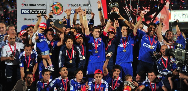equipe-da-universidad-de-chile-comemora-a-conquista-da-copa-sul-americana-1323918343520_615x300
