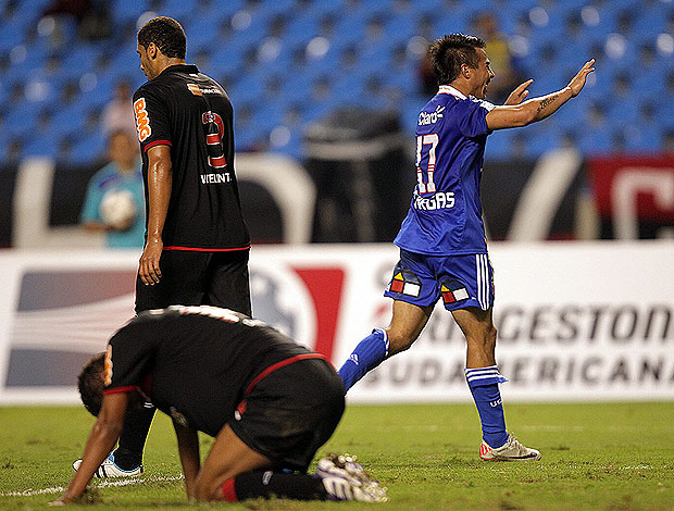 Vargas corre para o abraço: passeio chileno em pleno Engenhão.