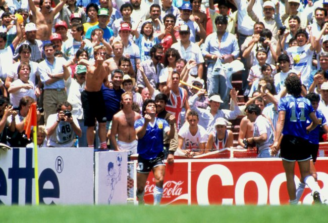 O delírio de Maradona e o nada amigável público inglês ao fundo.