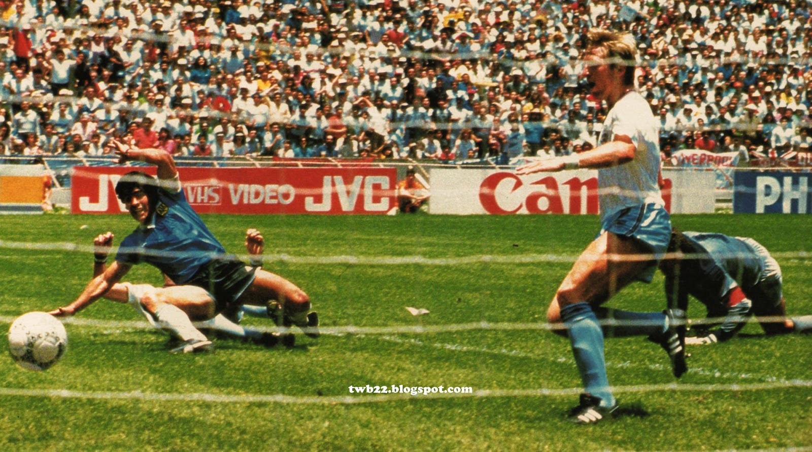 ... E faz o gol de sua vida.