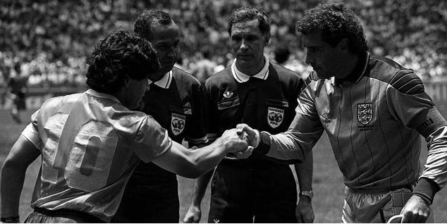 Os capitães Maradona e Shilton.