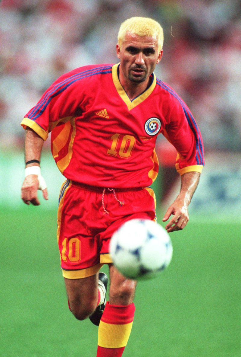 De cabelo amarelo, Hagi não conseguiu bater a Croácia nas oitavas de final da Copa.