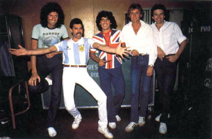 E pensar que ingleses e argentinos já foram amigos... Na foto, o Queen de Freedy Mercury (com camisa da Argentina) e Maradona (com camisa do Reino Unido).