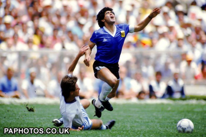Para impedir Maradona de avançar em direção ao gol, só com falta.