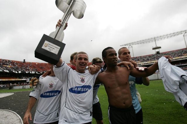 Marcelo Mattos (com a taça) e Carlos Alberto festejam o título de 2005.