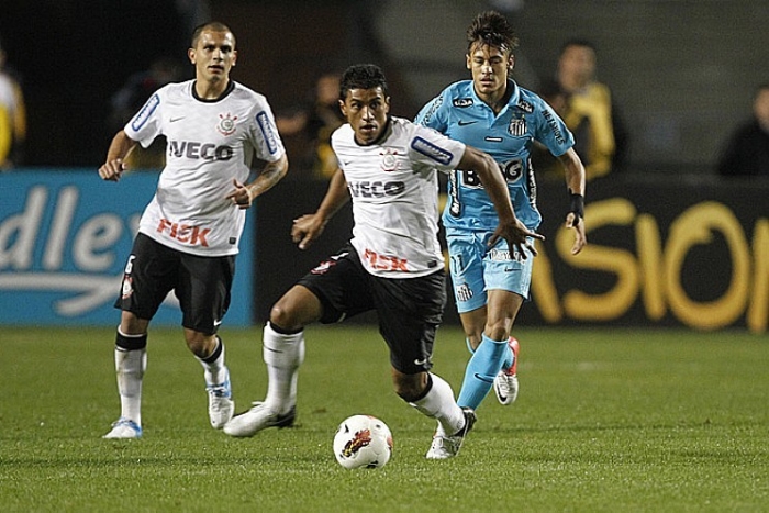 Contra o Corinthians, o Santos não conseguiu erguer a Libertadores no ano de seu centenário e sucumbiu.
