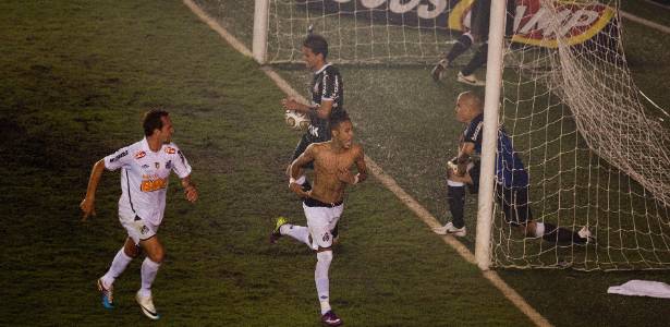 ... E a bola morre dentro do gol. Santos campeão!