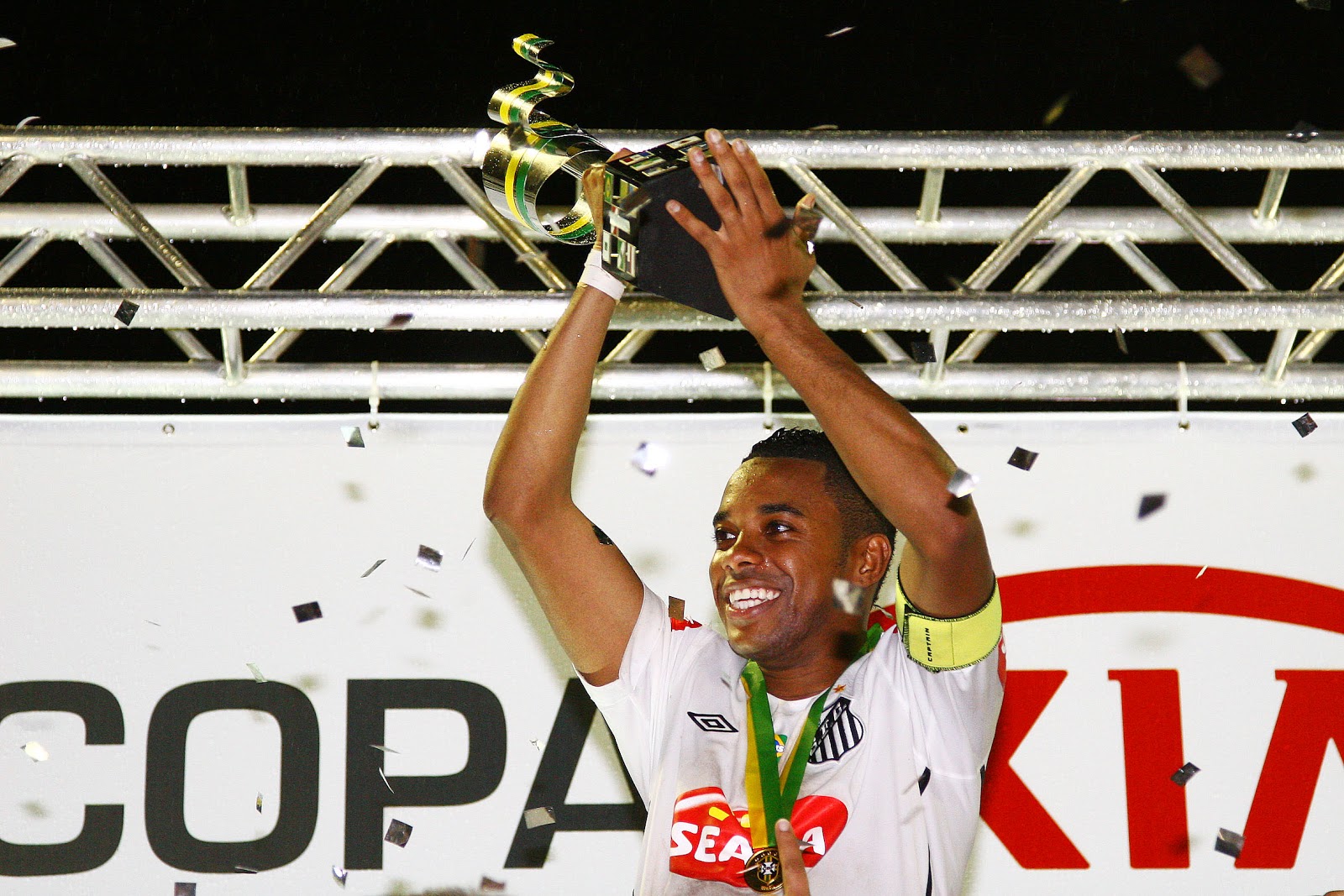Robinho se despediu da torcida erguendo a taça da Copa do Brasil.