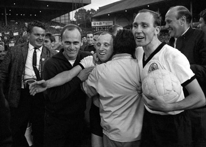 Em 1966, Lattek (segundo à esq.) vivenciou todo o clima de uma Copa do Mundo e levou a experiência para sua carreira de treinador.