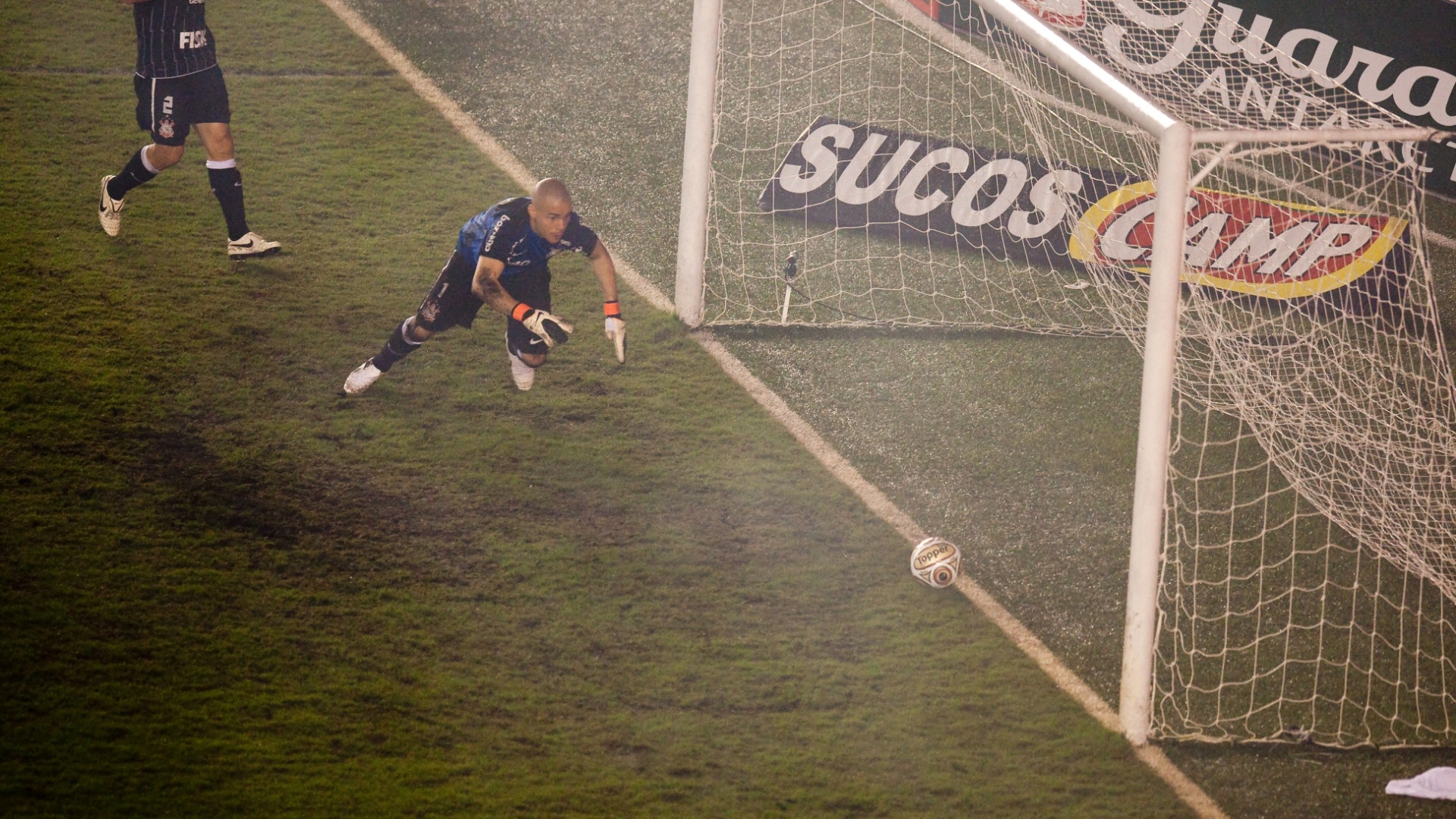 O goleiro corintiano Júlio César não segura o chute de Neymar...