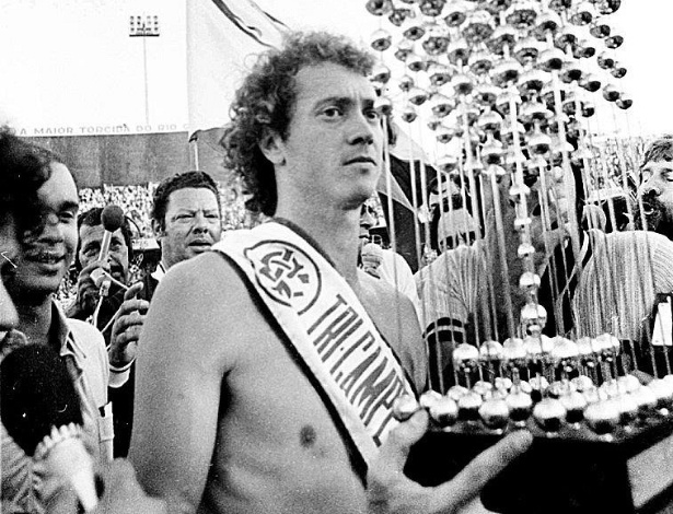 Falcão, a faixa de tricampeão e a taça.
