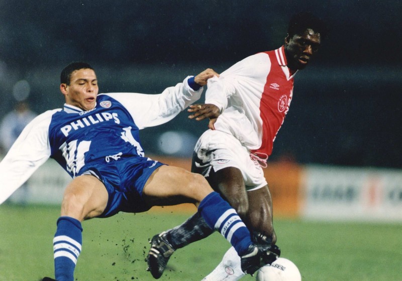 Seedorf rouba a bola de um ainda novato Ronaldo (à esq.) no futebol holandês.