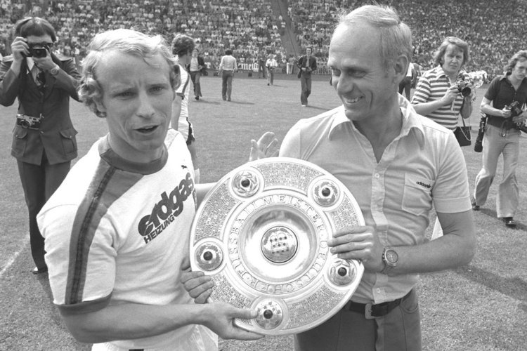 Vogts e Lattek com a taça da Bundesliga.
