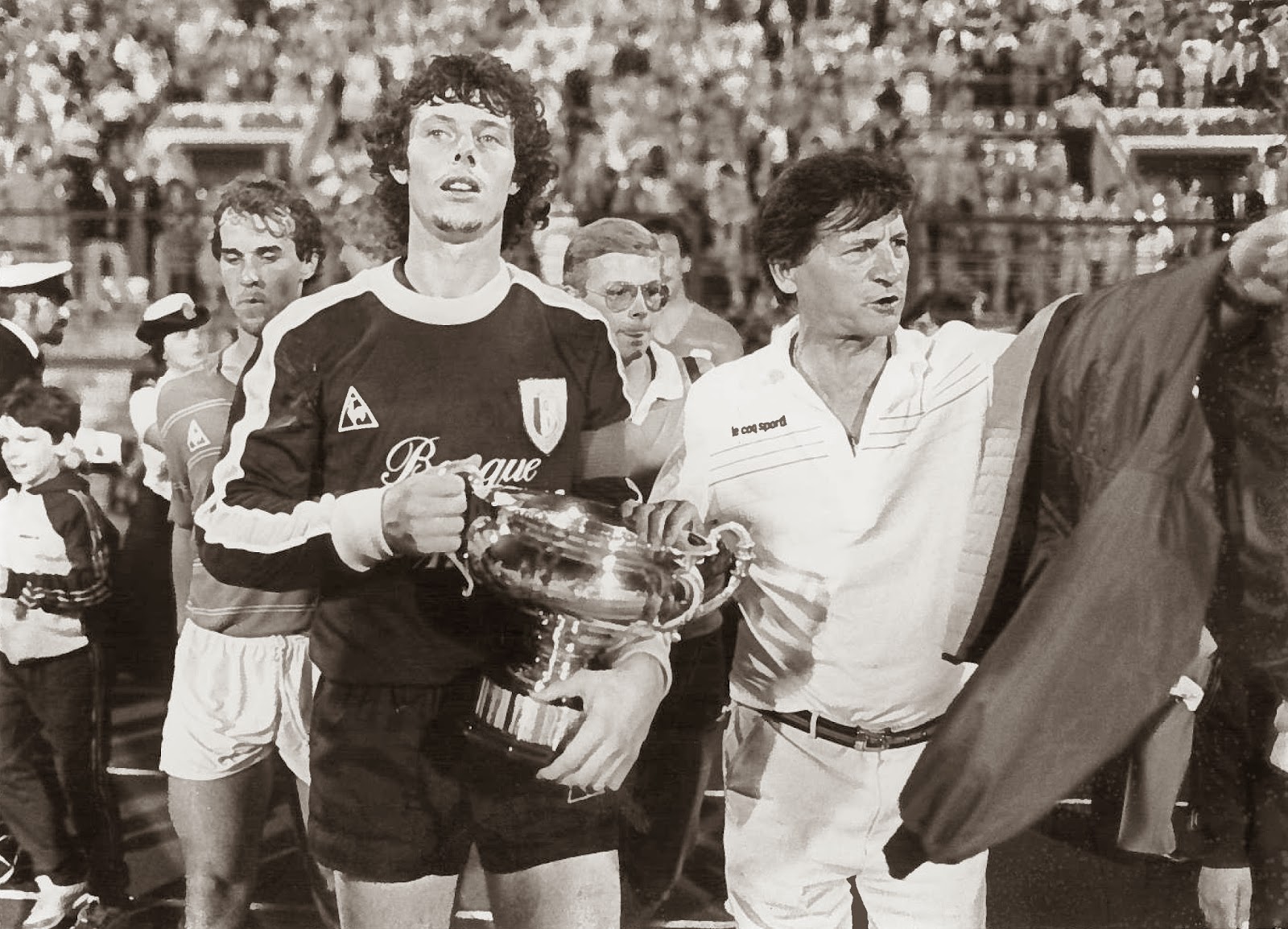 Com uma Supercopa da Bélgica na mão: foram cinco taças pelo Standard entre 1980 e 1983.