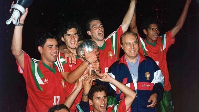 Figo (segundo da esquerda para a direita) celebra o título mundial de 1991.