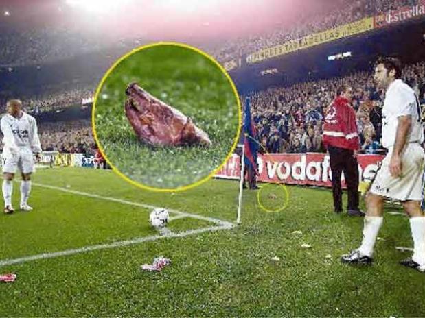 Em 2002, a torcida do Barça jogou até uma cabeça de porco (no detalhe) contra seu ex-ídolo.