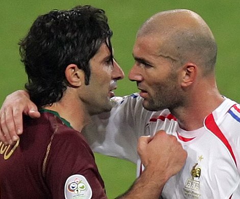 Figo e Zidane: no choque de craques, melhor para o francês, que colocou a França na final da Copa de 2006.