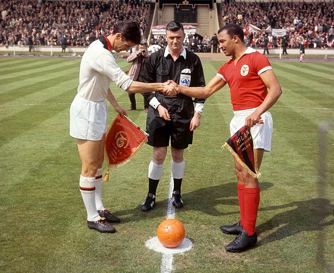 A reverência de Cesare Maldini (à esq.) ao Monstro Sagrado antes da final europeia de 1963.