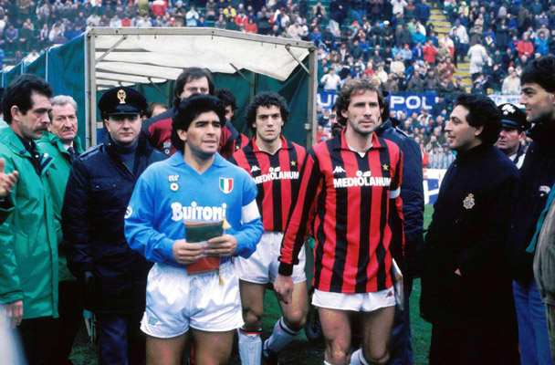 Maradona e Baresi: capitães e símbolos de uma era de ouro do futebol italiano.