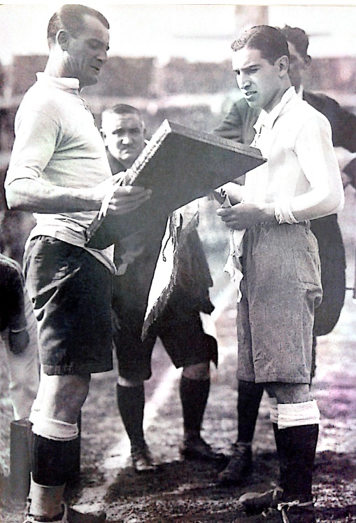 Nasazzi (à esq.), recebe a placa do capitão argentino Manuel Ferreira, antes da final da Copa de 1930.