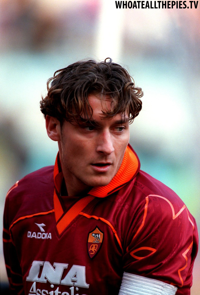 Um novato Totti com o manto da Roma: ver a rival Lazio ser campeã mexeu com o brio romanista.