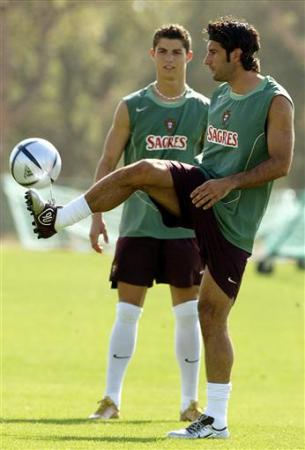 Figo (à dir.) mostrando como tratar bem a bola a um ainda garoto Cristiano Ronaldo.