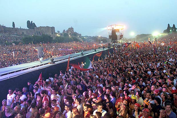 A multidão no Circo Massimo faz a festa com o título da Roma.