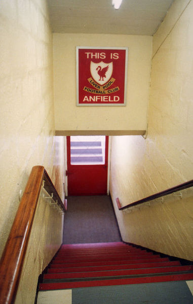 "Aqui é Anfield", famosa placa colocada no túnel dos vestiários para amedrontar os adversários do Liverpool.