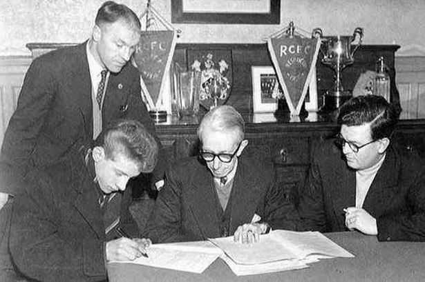 Shankly (no topo, à esq.) acompanha a chegada do promissor atacante Denis Law ao Huddersfield.