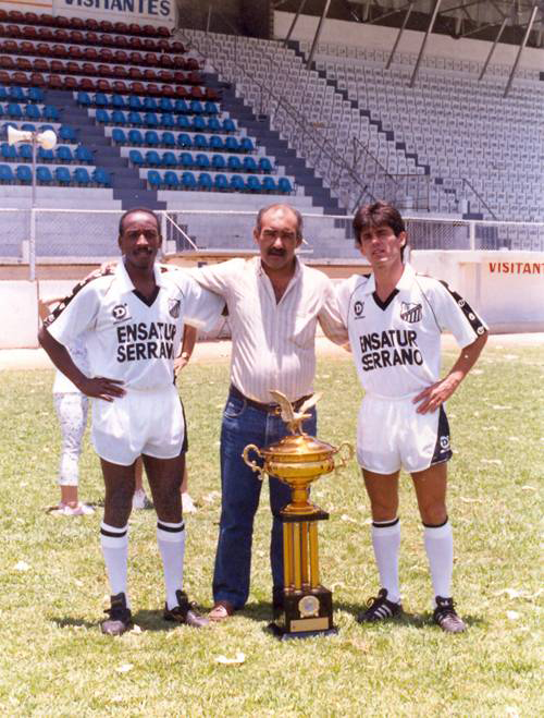 O meio-campista Ivair (à esq.) com a taça do Brasileiro da série B de 1989.