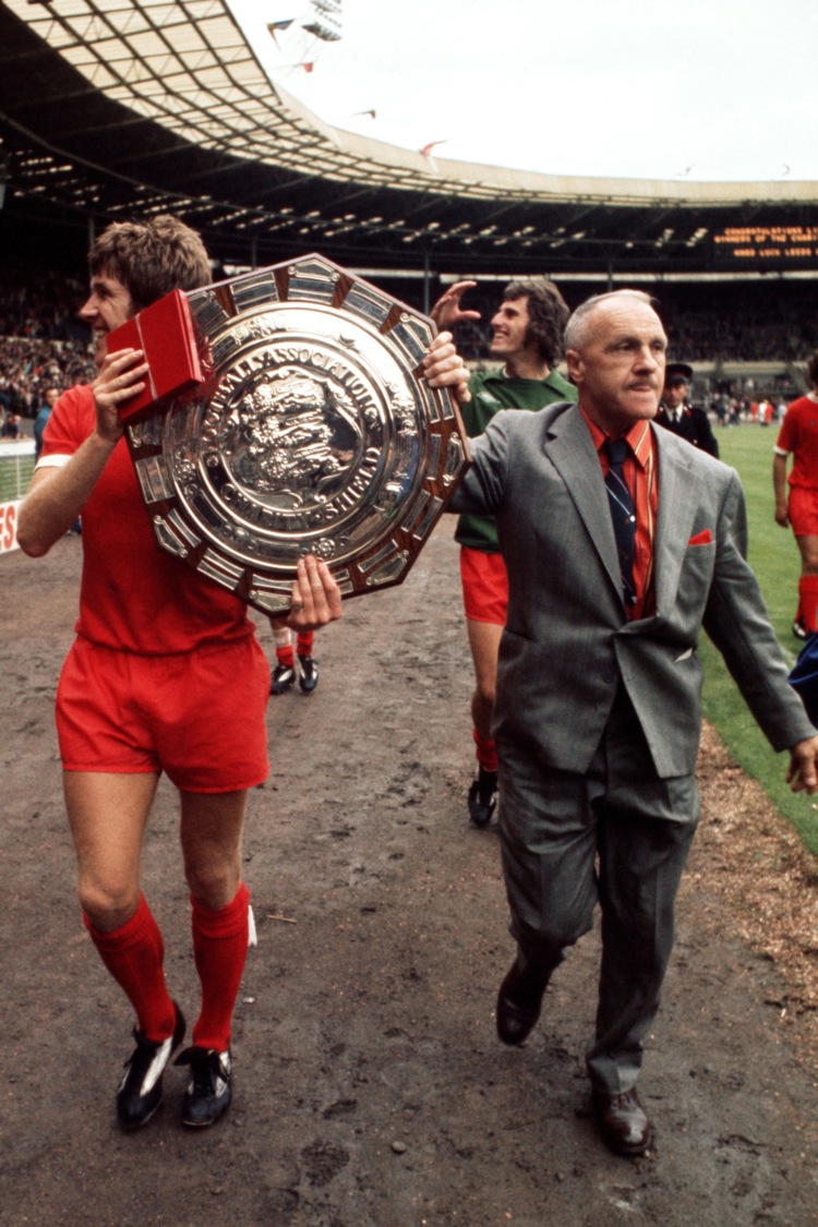 Hughes e Shankly com uma das muitas taças vencidas pelo Liverpool.