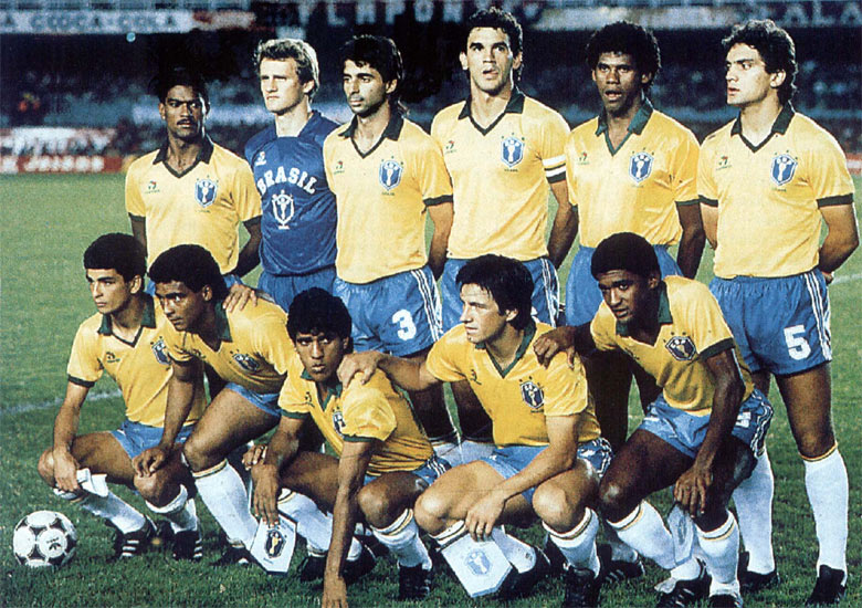O Brasil campeão da Copa América de 1989 - Em pé: Mazinho, Taffarel, Mauro Galvão, Ricardo Gomes, Aldair e Branco. Agachados: Bebeto, Romário, Silas, Dunga e Valdo.