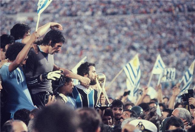 ... Enquanto De León celebra a conquista com a camisa do Grêmio.