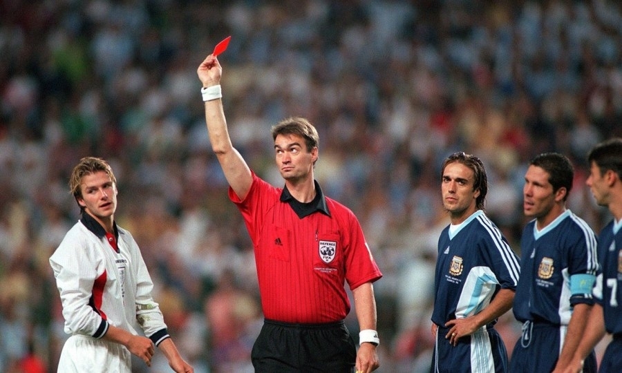 A expulsão de Beckham: mesmo sem o craque, a Inglaterra conseguiu segurar os argentinos.