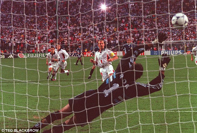 O capitão Shearer marca o gol de empate.